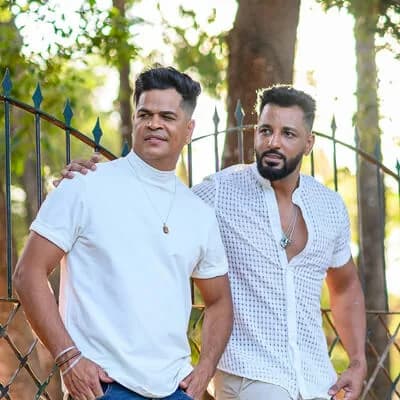 Lukas e Gustavo diante do público